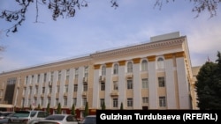 Кыргыз өкмөтүнүн имараты.