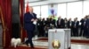 Олександр Лукашенко балотується всьоме в умовах політичної кризи і масштабних репресій. На думку міжнародних організацій, вибори в Білорусі є невільними й недемократичними