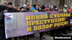 Борис Немцовны үтерүгә Петербурда протест белдерүчеләр, 1 март, 2015