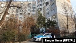 Алматыда тогуз кабаттуу имараттын жанынан аялдын жана анын эки баласынын сөөгү табылган.
