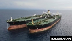 Судно MT Arman 114 (праворуч) під прапором Ірану й танкер MT S Tinos під прапором Камеруну сфотографовані після того, як їх затримали під час незаконного перевезення нафти поблизу Індонезії, архівне фото