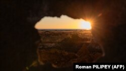 На цьому фото, зробленому 6 листопада 2023 року, видно Дніпро з позицій 123-ї бригади територіальної оборони, у невстановленому місці в Херсонській області