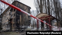 Уламок ракети поблизу пошкодженої багатоповерхівки в Києві, 23 січня 2024 року