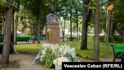Omagiu adus poetului Mihai Eminescu de pe Aleea Clasicilor