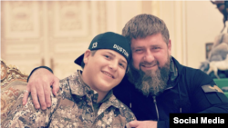 Нохчийчоьнан куьйгалхо Кадыров Рамзан шен кIантаца. Сурт: Кадыров Адаман инстаграм