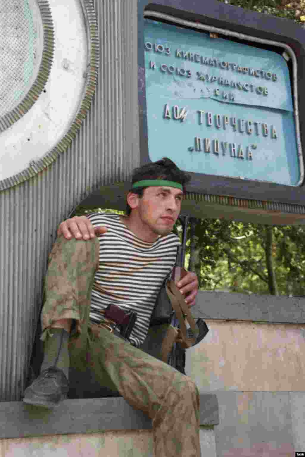 После грузино-абхазской войны госдачу в Пицунде, которая занимает территорию около 180 гектаров, передали в аренду российской стороне. Фото – абхазский боец в Пицунде, 1 июня 1994 года. 