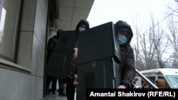 УКМКнын кызматкерлери 24.kg агенттигине тиешелүү жабдууларды алып кетип жатат. 2024-жылдын 15-январы.