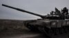 Військовослужбовці 68-ї окремої піхотної бригади «Олекса Довбуш» пересуваються на танку на передовій позиції в Харківській області, 8 листопада 2023 року