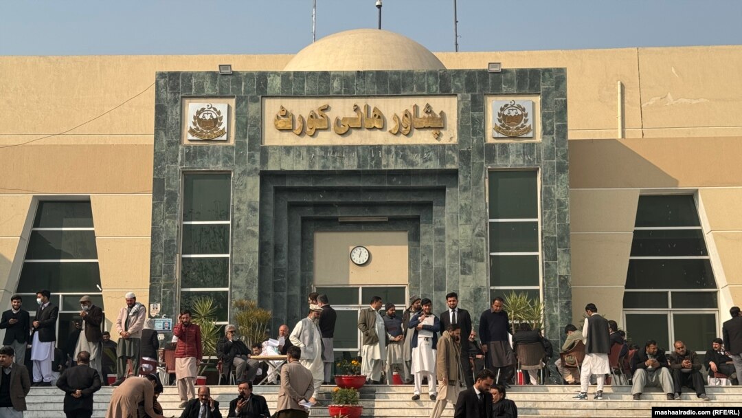 د پېښور های کورټ مخې ته وکیلان او عادي خلک جمع دی ـ پخوانی انځور.