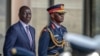 Kenijski predsjednik William Ruto (lijevo) sa šefom kenijskih odbrambenih snaga Francisom Ogollom, 2024. godine.