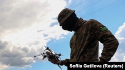 Український морпіх тримає FPV-дрон під час льотних тренувань у Дніпропетровській області, травень 2023 року
