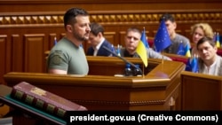 Президент України Володимир Зеленський під час виступу у Верховній Раді на засіданні з нагоди Дня Конституції, в якому він висловився на підтримку закону про медичний канабіс. Київ, 28 червня 2023 року
