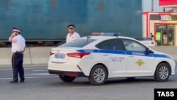 Полицейские патрулируют улицу в Махачкале. 23 июня 2024 года