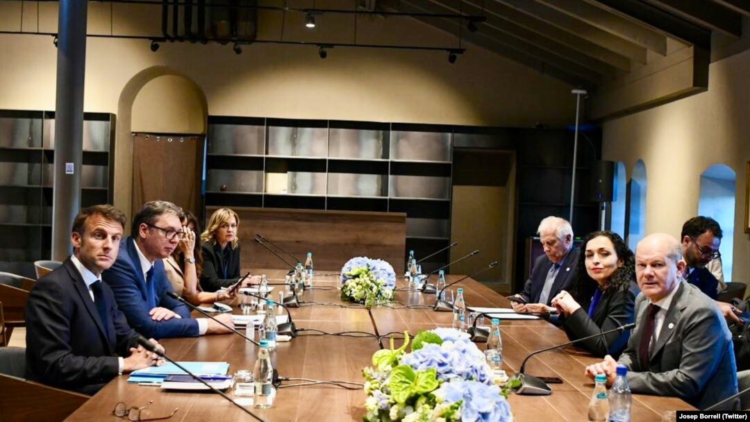 Na fotografiji koju je objavio šef diplomatije EU vidi se da je u Moldaviji održan sastanak predsjednice Kosova Vjose Osmani, predsjednika Srbije Aleksandra Vučića i lidera Francuske i Njemačke, 1. juni 2023.