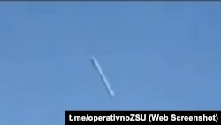 Політ російської ракети Х-101 до дитячої лікарні, позаду немає ані яскравого полум'я, ані диму