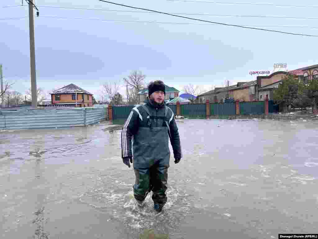 Дмитрий, в доме которого тоже стоит вода, не хочет выезжать. Он опасается, что в оставленное хозяевами жильё могут прийти мародёры 