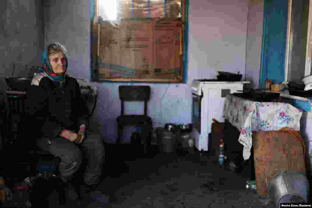 Татьяна вспоминает, как в октябре в ее дом попал снаряд. «Было много дыма, я ничего не видела», — сказала она. «Шёл дождь, и части крыши падали на нас».
