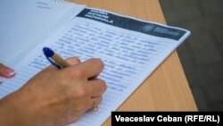 Textul dictării a fost ales la un concurs de eseuri cu tema: „De ce R. Moldova trebuie să fie parte a UE”. Câștigătoare – Marina Borș, studentă la USM
