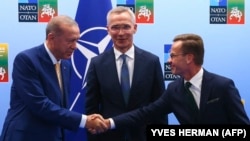 Зліва направо: президент Туреччини Реджеп Таїп Ердоган, генеральний секретар НАТО Єнс Столтенберґ, прем’єр-міністр Швеції Ульф Крістерссон після досягнення згоди щодо погодження вступу Швеції до Альянсу, 10 липня 2023 року
