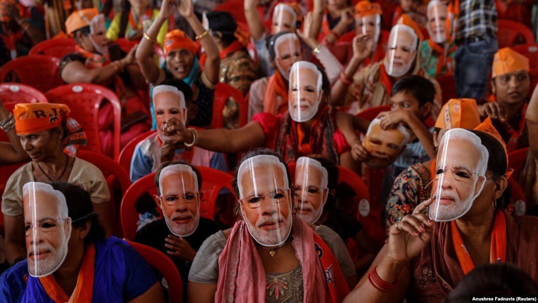 Pristalice indijskog premijera Narendre Modija nose maske s njegovim licem dok prisustvuju predizbornom skupu u Meerutu, Indija, 31. marta 2024.