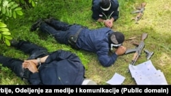 На фото, опублікованому МВС Сербії, «троє косовських поліцейських», нібито затриманих на території Сербії