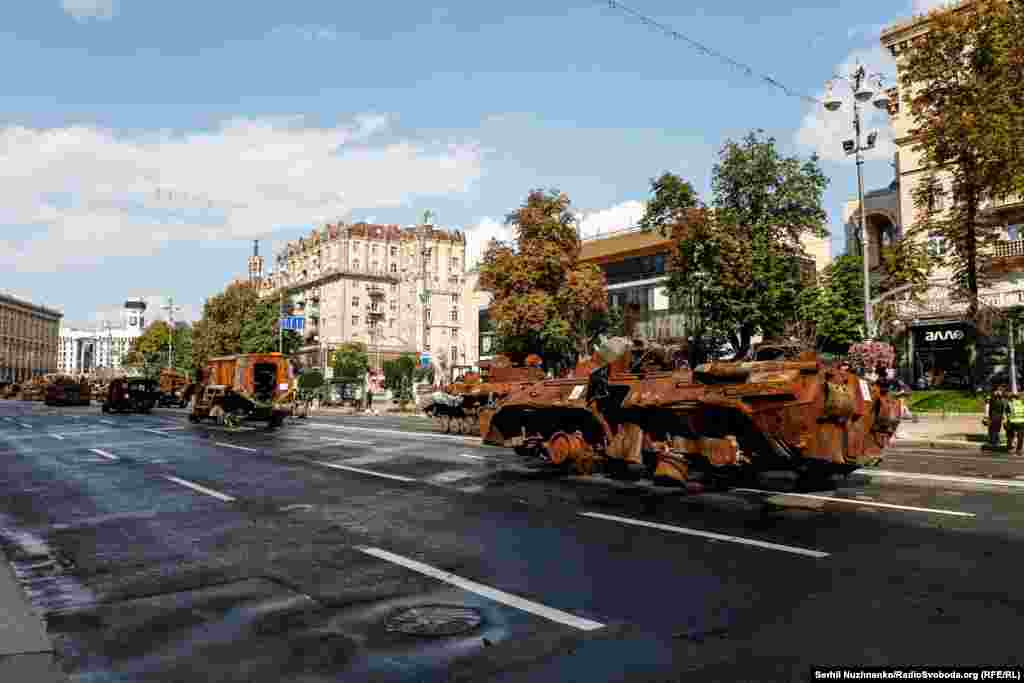 «Приїхали» Україна 24 серпня відзначає 32-гу річницю здобуття Незалежності. Оскільки іде другий рік російсько-української війни, масових заходів і святкувань не буде. У містах і селах понесуть квіти до могил воїнів, які віддали життя, зупиняючи агресію Росії, захищаючи Україну 