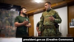 Президент України Володимир Зеленський і командувач Сил спеціальних операцій ЗСУ генерал Віктор Хоренко (праворуч). Донеччина, 29 липня 2023 року 