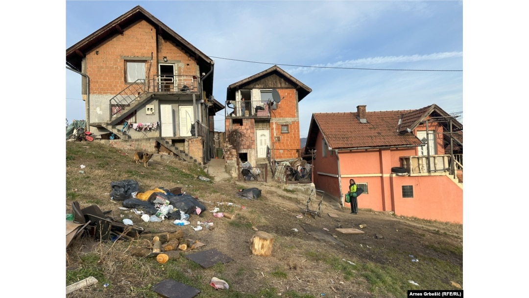 Većina kuća nema fasadu. 28.12.2023.