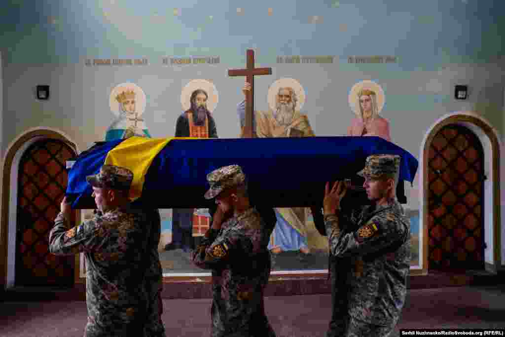 Побратими несуть труну із тілом загиблого воїна. Валентин Коренчук був одним із перших, хто піднявся в небо на початку повномасштабного вторгнення на захист Києва. Виконував бойові завдання на різних напрямках