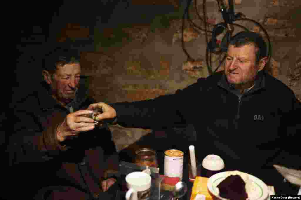 Несмотря на массовые разрушения в селе, братья Ковалёвы Степан (слева) и его 77-летний брат Владимир поклялись дожить свои последние дни со своими женами на своей земле. Живя на скудные государственные пенсии, полагаясь на родственников и пожертвованную волонтерами еду, они понимают, что их жизнь не будет легкой. 