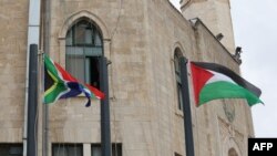 نصب پرچم آفریقای جنوبی در کنار پرچم فلسطینیان در کرانه باختری پس از شکایت این کشور از اسرائیل به دیوان لاهه به اتهام «نسلکشی» فلسطینیان