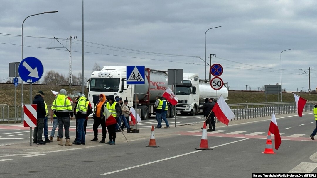 Польські фермери перекрили дорогу перед пунктом пропуску Медика-Шегині, 14 лютого 2024 року