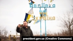 Президент Володимир Зеленський записує відеозвернення до українців на вʼїзді до Авдіївки у грудні 2023 року