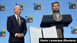 Президент України Володимир Зеленський і президент США Джо Байден (ліворуч) під час заходу, на якому лідери країн «Групи семи» (G7) оголосили спільну декларацію про підтримку України під час саміту НАТО у Вільнюсі, 12 липня 2023 року