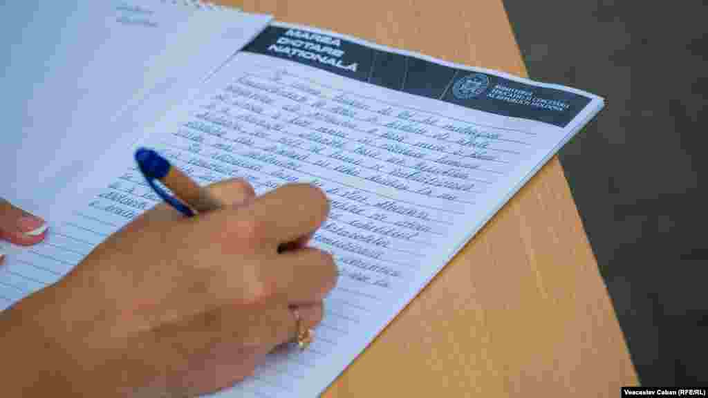 Textul dictării a fost ales la un concurs de eseuri cu tema: „De ce R. Moldova trebuie să fie parte a UE”. Câștigătoare – Marina Borș, studentă la USM.