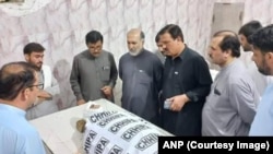 د عوامي نیشنل ګوند مشران د کاسي مړي ته ولاړ دي - د سېپتېمبر ۱۹مې انځور.