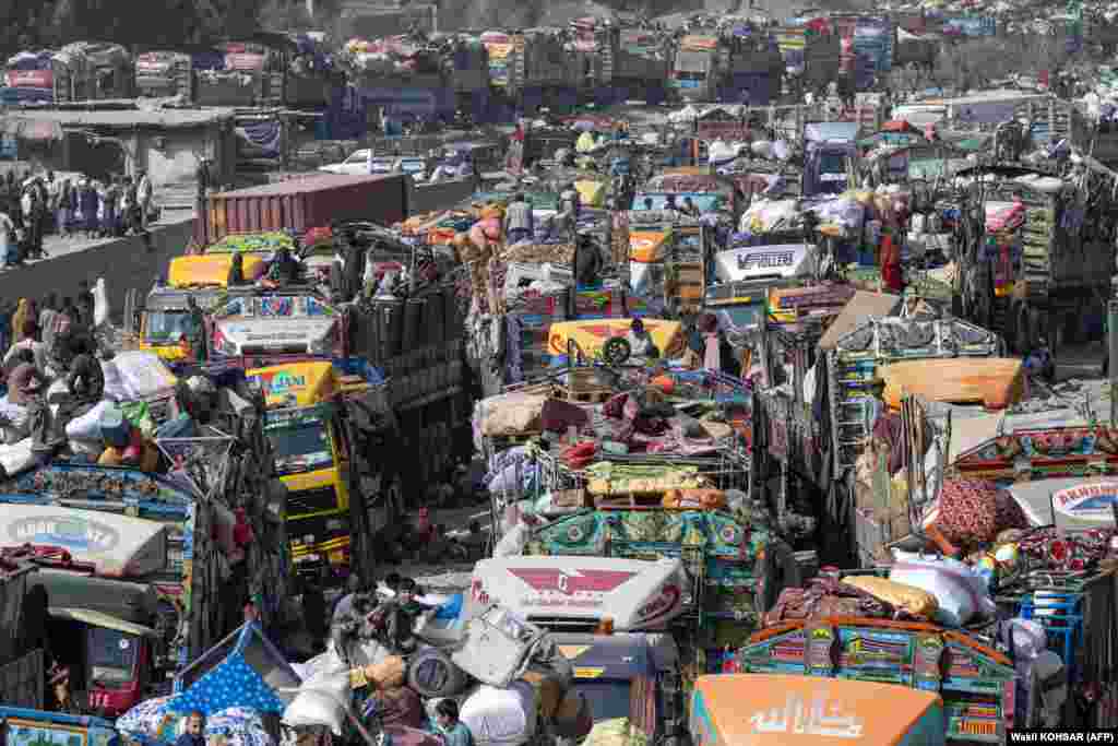 Owgan bosgunlary Pakistandan ýük ulagly Owganystan-Pakistan Torkham serhedine gelýär. Nangarhar welaýaty, 2023-nji ýylyň 30-njy oktýabry. Yslamabat 1,7 million owgan raýatynyň bikanun ýaşaýandygyny aýdyp, olaryň 1-nji noýabra çenli ýurtdan çykmagyny buýurdy, bolmasa olaryň deportasiýa ediljekdigini duýdurdy.(AFP/Wakil KOHSAR) 