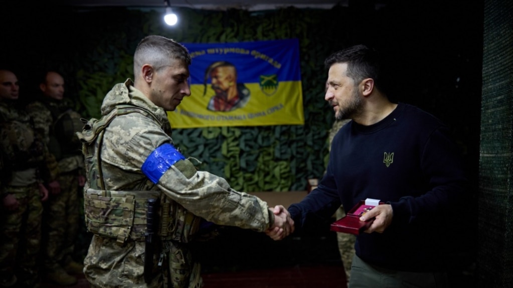Президент України Володимир Зеленський нагороджує оборонця Харкова під час робочої поїздки до міста. 16 травня 2024 року