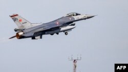 Un avion de luptă F-16 al forțelor aeriene turcești decolează la exercițiul Air Defender 2023 de pe aeroportul militar din Jagel, în nordul Germaniei, 9 iunie 2023.