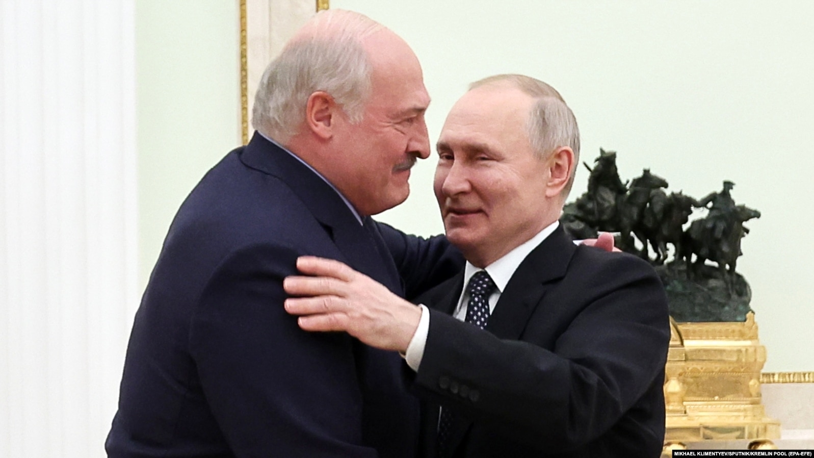 Білоруський авторитарний правитель Олександр Лукашенко (л) із президентом РФ Володимиром Путіним, щодо якого МКС видав ордер на арешт через депортацію українських дітей