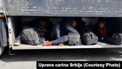 Migranți ascunși într-un camion - fotografie ilustrativă.