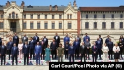 Президент України Володимир Зеленський (посередині) на спільній світлині учасників саміту Європейської політичної спільноти, що об’єднує 27 членів ЄС із 20 їхніми партнерами. Булбоака, Молдова, 1 червня 2023 року