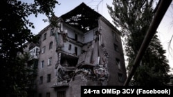  Пошкоджена російськими обстрілами будівля у Часовому Яру. Донецька область, 25 червня 2024 року 