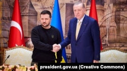 Президент Туреччини Реджеп Таїп Ердоган з українським колегою Володимиром Зеленським (л), архівне фото, березень 2024 року