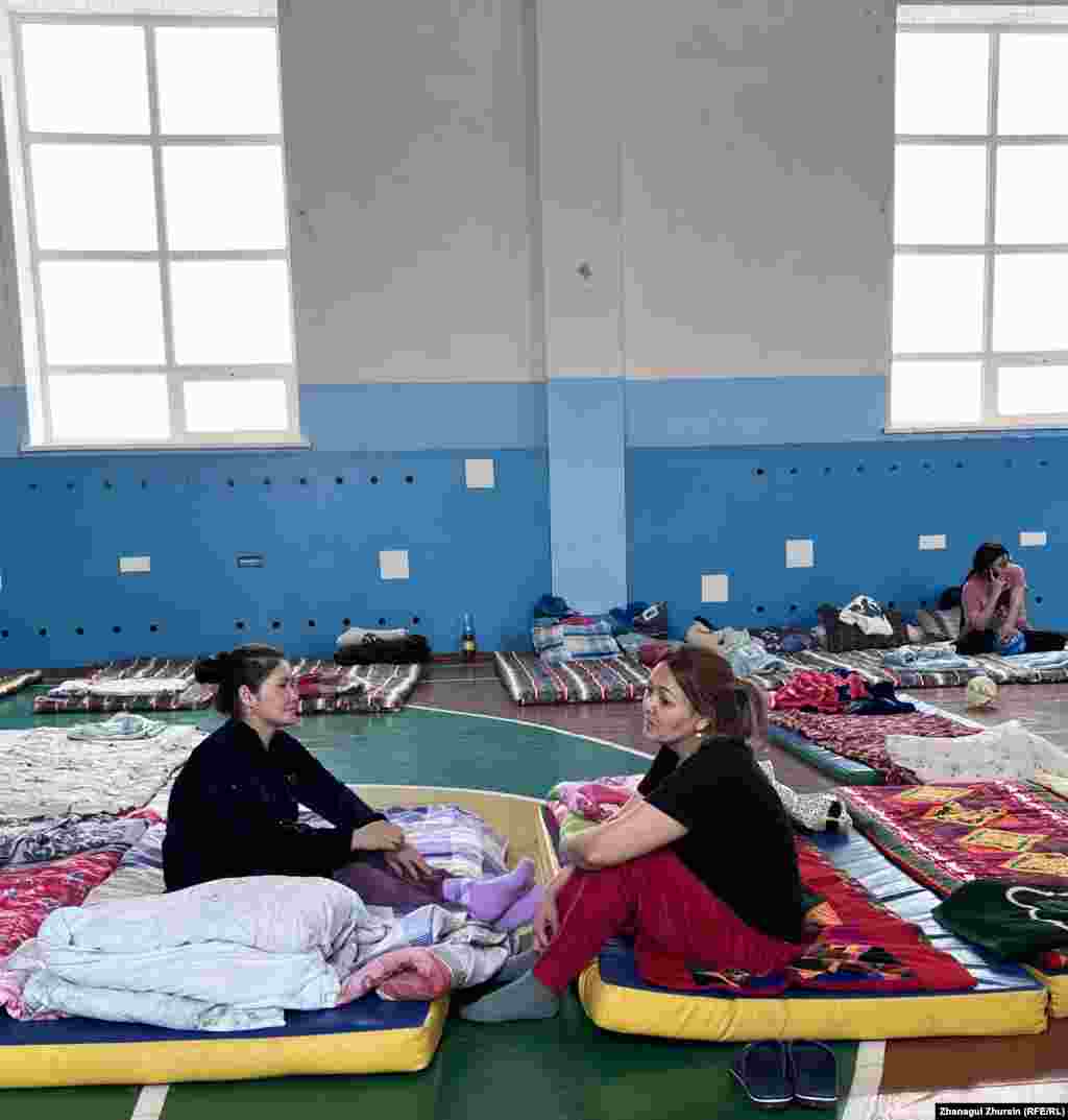 Эвакуированные из дачных массивов жители размещены в спортзале школы в Актобе 