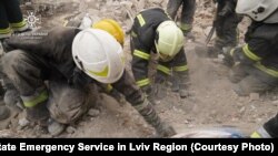 Момент, коли рятувальники знайшли одне із тіл на місці влучення російської ракети у Золочівському районі Львівщини. Повністю знищені два приватних будинки. Відомо по 5-х загиблих. Люди спали у себе вдома. Україна, 9 березня 2023 року
