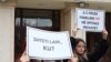 "Sekularna država, gde?", "Da li vantelesna oplodnja u privatnim bolnicama uništava porodicu?", nalazi se među transparentima koji su viđeni na protestu 29. februara.