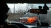 Як справжній автогонщик, водій на швидкості 130 км/год об&#39;їжджає ями й вирви від вибухів на єдиній &laquo;дорозі життя<strong>&raquo;</strong>. Заїжджаємо в Авдіївку...