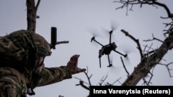 Український військовослужбовець запускає FPV-дрон на передовій, поблизу міста Бахмут Донецької області, Україна, 12 грудня 2023 року