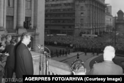 Чаушеску виступає перед тими, хто вийшов на знак протесту у Бухаресті проти окупації Чехословаччини військами 5 держав учасниць Варшавського договору (СРСР, Польщі, НДР, Угорщини та Болгарії)